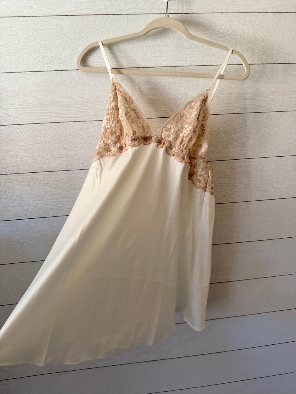 Flora Nikrooz Rosa Lace-Trimmed V-Neck Chemise Medium - Picture 8 of 10
